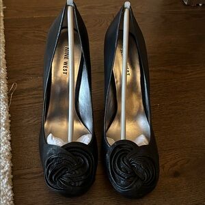 Nine West Black Pumps with Twisted Design